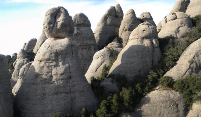 Des del Setrill tenim una vista inmillorable de la Cadena que conformen la Bitlla, la Bola, la Reina, la Corona i la Boteruda del Gra